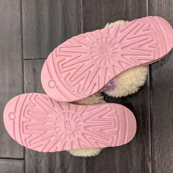 UGGs slippers, Girls, pre-loved, size 1 - Picture 4 of 5